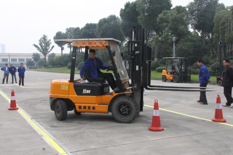 比技術(shù)、賽水平、展風(fēng)采------記通鼎集團(tuán)叉車工技能大賽